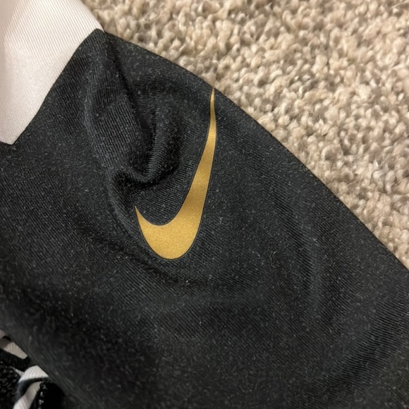 Nike Pullover - Picture 2 of 9